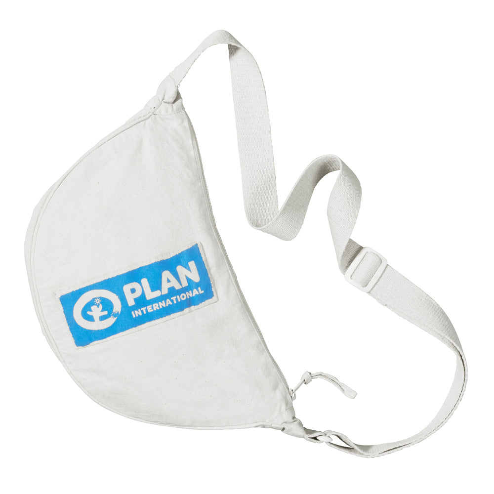 Bauchtasche mit großem senkrechten Planlogo und Reißverschluss.
