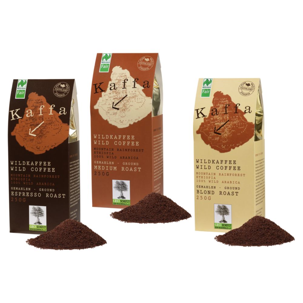 drei Papier Kaffeetüten in dunkelbraun, hellbraun und beige, jeweil mit Aufschrift der Kaffeesorte, davor liegen drei Häufchen gemahlener Kaffee