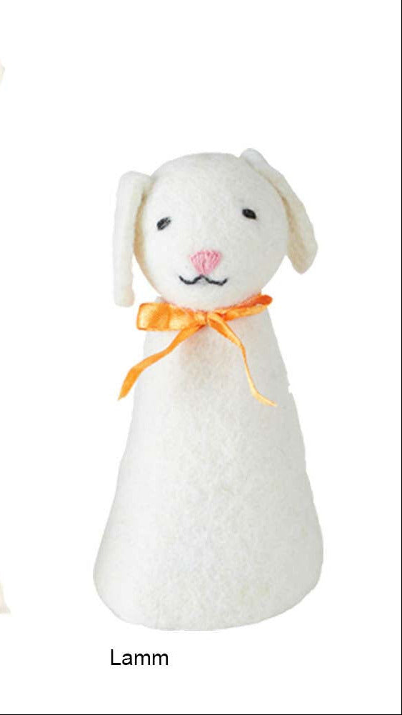 Filzeierwärmer Motiv weißer Hase und weißes Lamm. Das Lamm mit orangener Schleife.