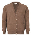 Langärmelige Strickjacke mit V-Ausschnitt und eingearbeiteten Taschen. Die Jacke hat fünf Perlmuttknöpfe.