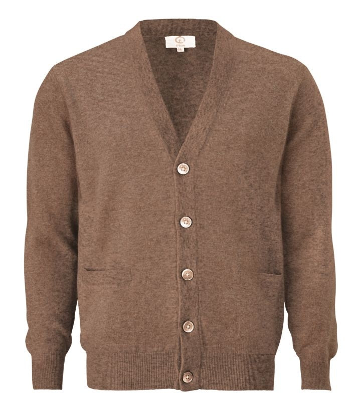 Langärmelige Strickjacke mit V-Ausschnitt und eingearbeiteten Taschen. Die Jacke hat fünf Perlmuttknöpfe.