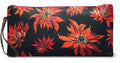 Clutch mit roten Blüten auf schwarzem Grund und mit gemusterter Handgelenkschlaufe.
