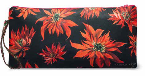 Clutch mit roten Blüten auf schwarzem Grund und mit gemusterter Handgelenkschlaufe.