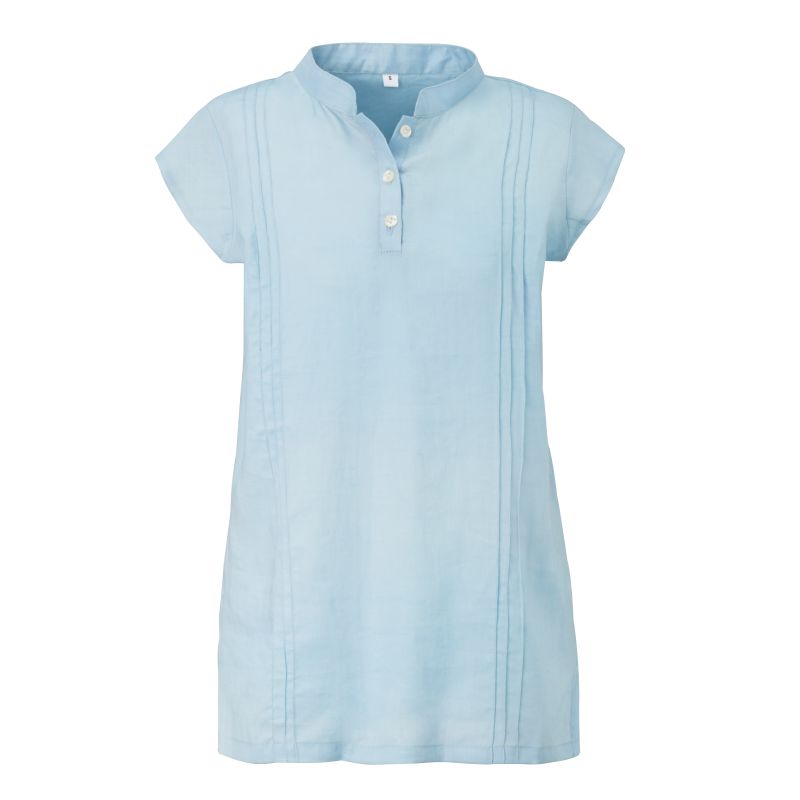 Hellblaue Bluse mit angeschnittenem Armel, je drei Biesen seitlich, kurzer  Knopfleise und Stehkragen.