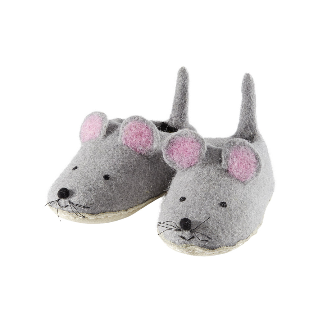Pantoffeln in grau im Mausdesign mit Gesicht, Schwänzchen und Ohren, die innen rosa sind.