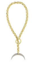 goldfarbenes Armband mit einem silberfarbenen Sichelanhänger