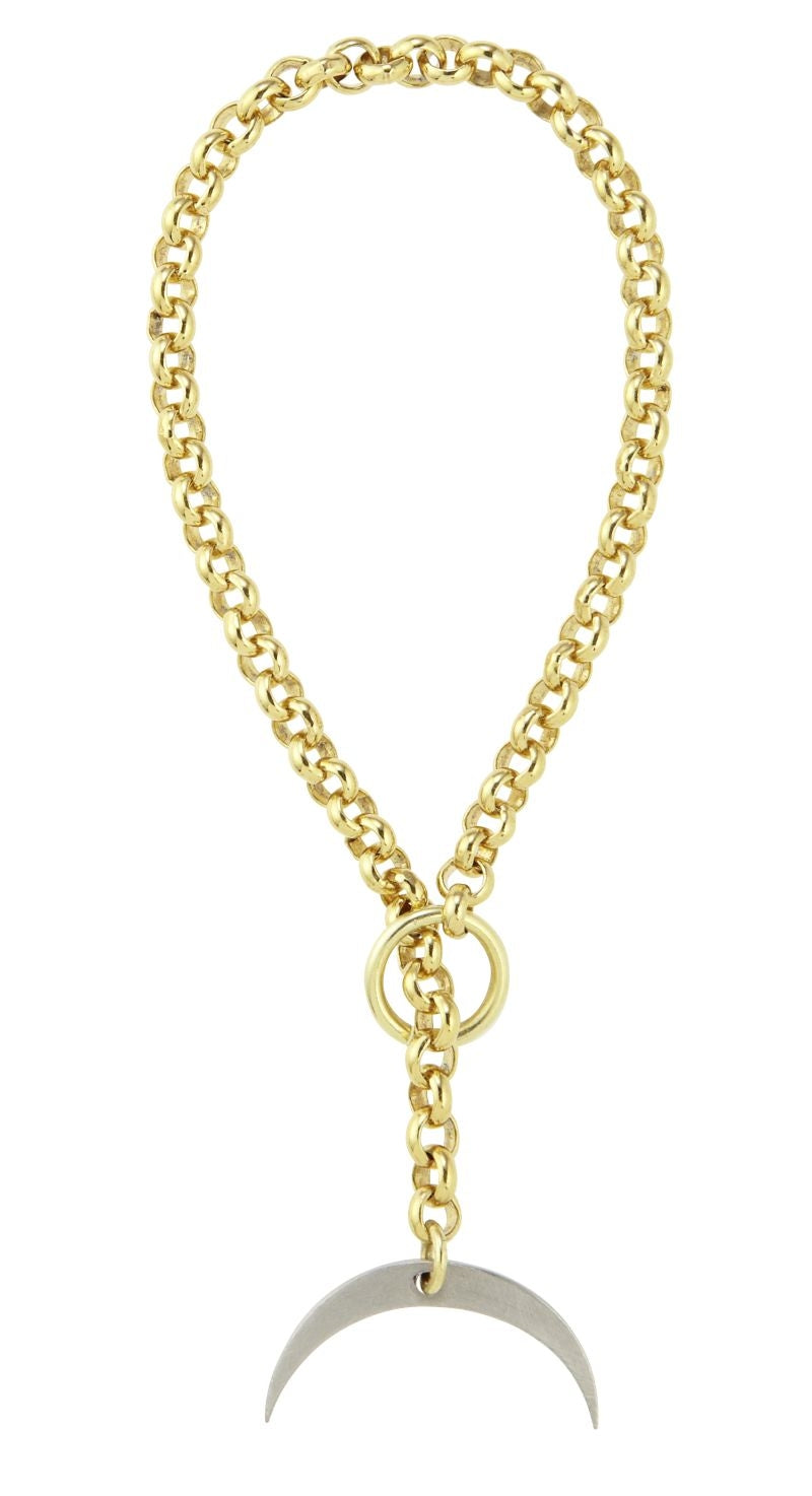 goldfarbenes Armband mit einem silberfarbenen Sichelanhänger
