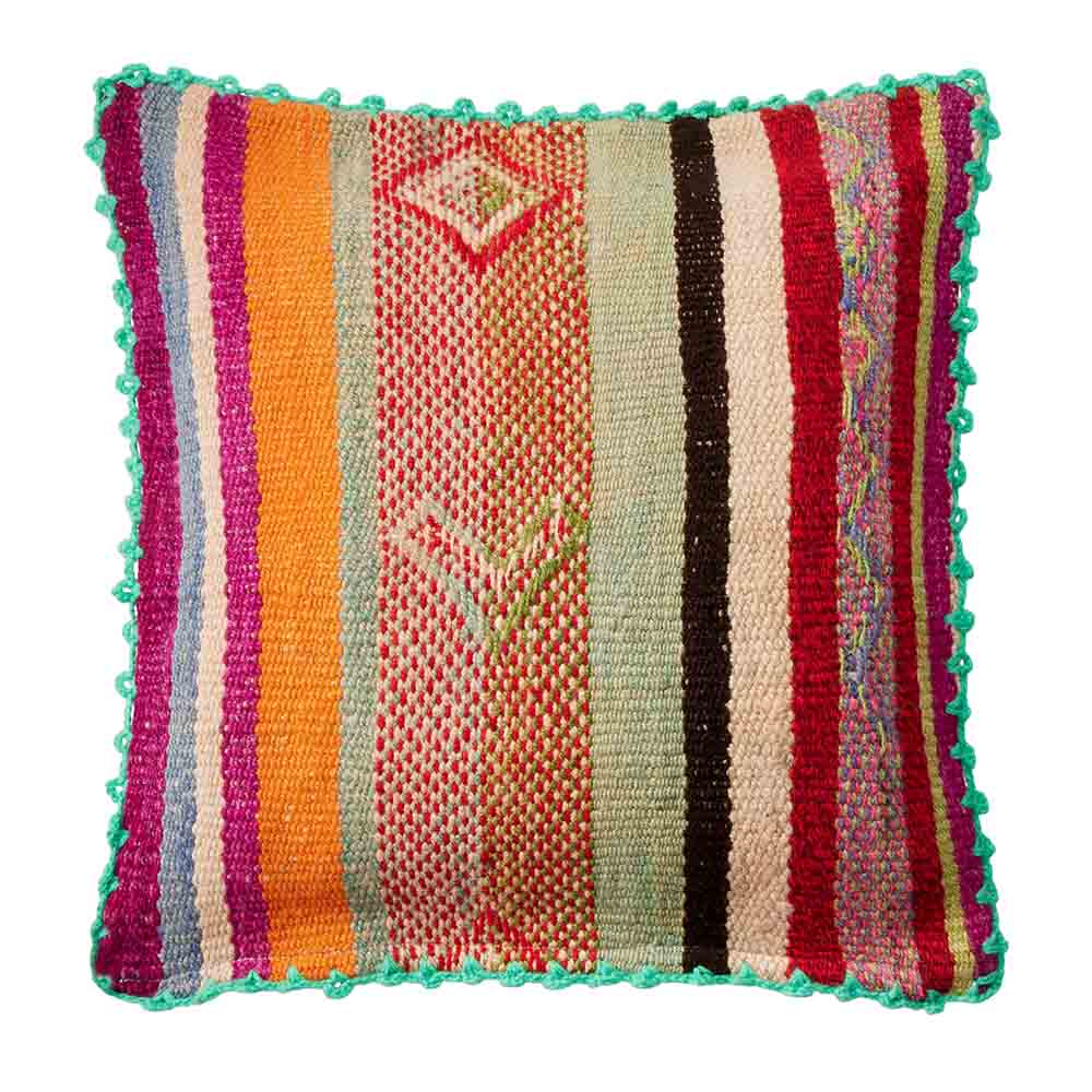 bunt gestreiftes 50 x 50 cm großes Wollkissen