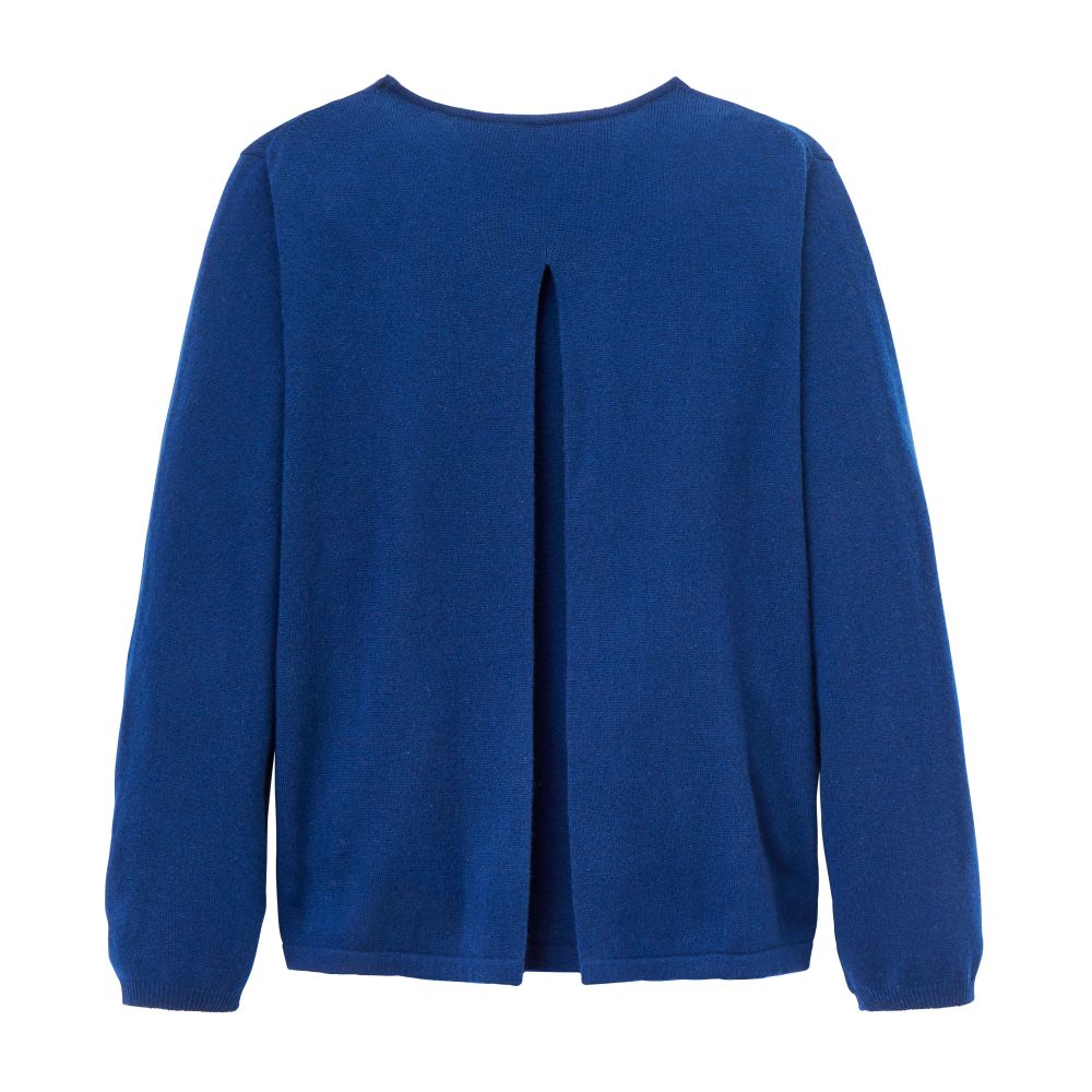 Rückansicht des Kaschmirpullovers in marineblau mit Rückenfalte.