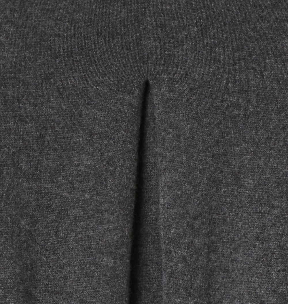 Kellerfalte im Rückteil des anthrazitfarbenden Pullovers.
