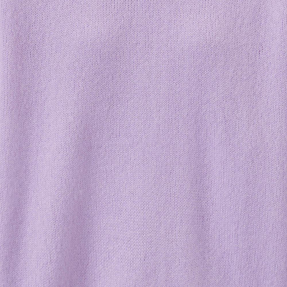 
Nahaufnahme des feinen Strickmusters eines  fliederfarbenen Pullovers