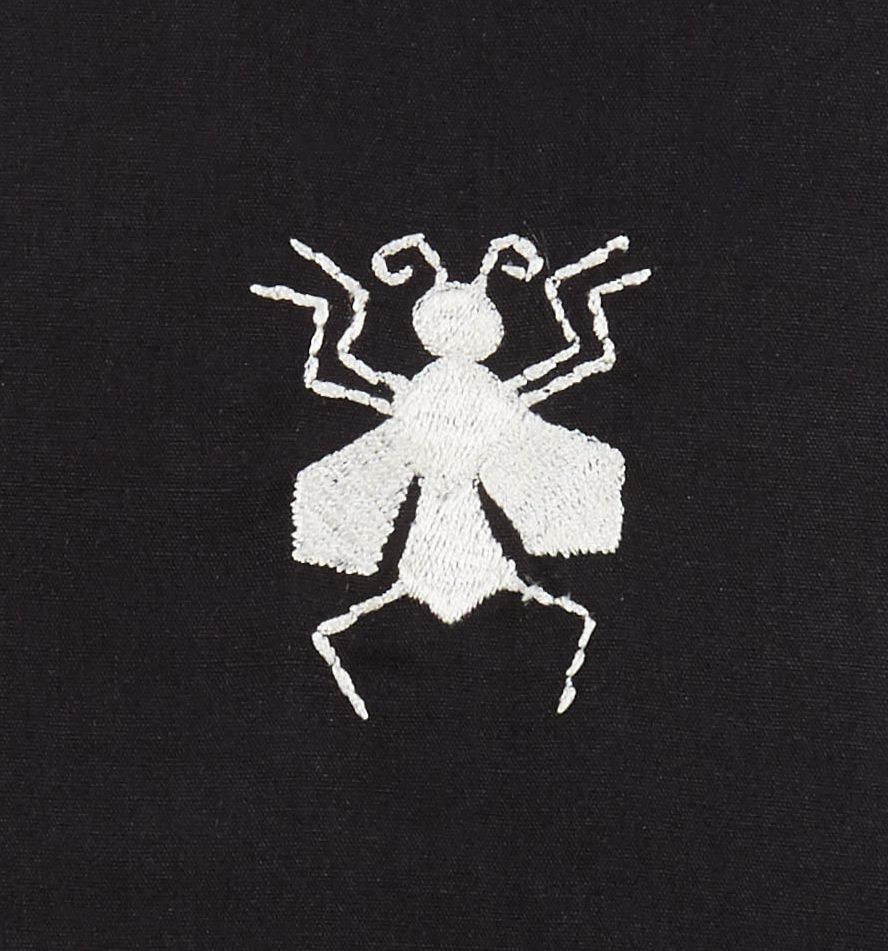 Detailaufnahme der Stickerei mit dem Bienen Motiv.