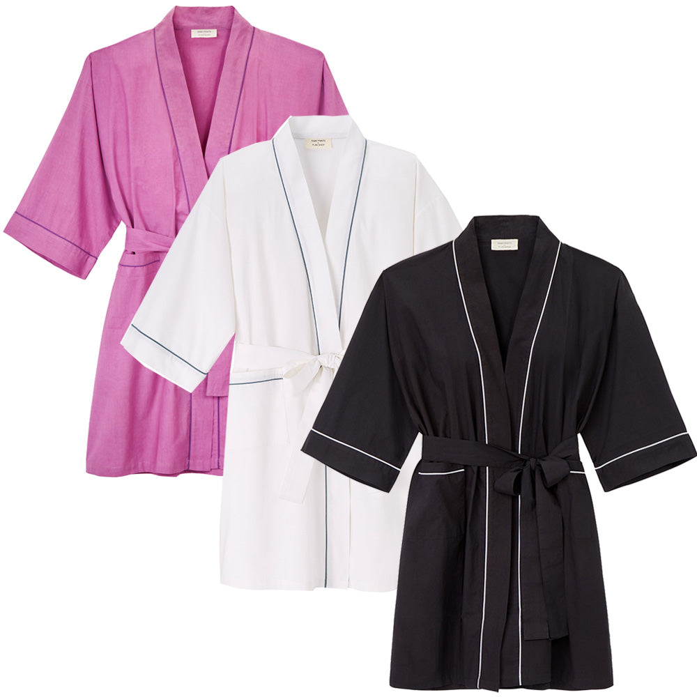 Kimono in drei verschiedenen Farben: Pink, weiß und schwarz.