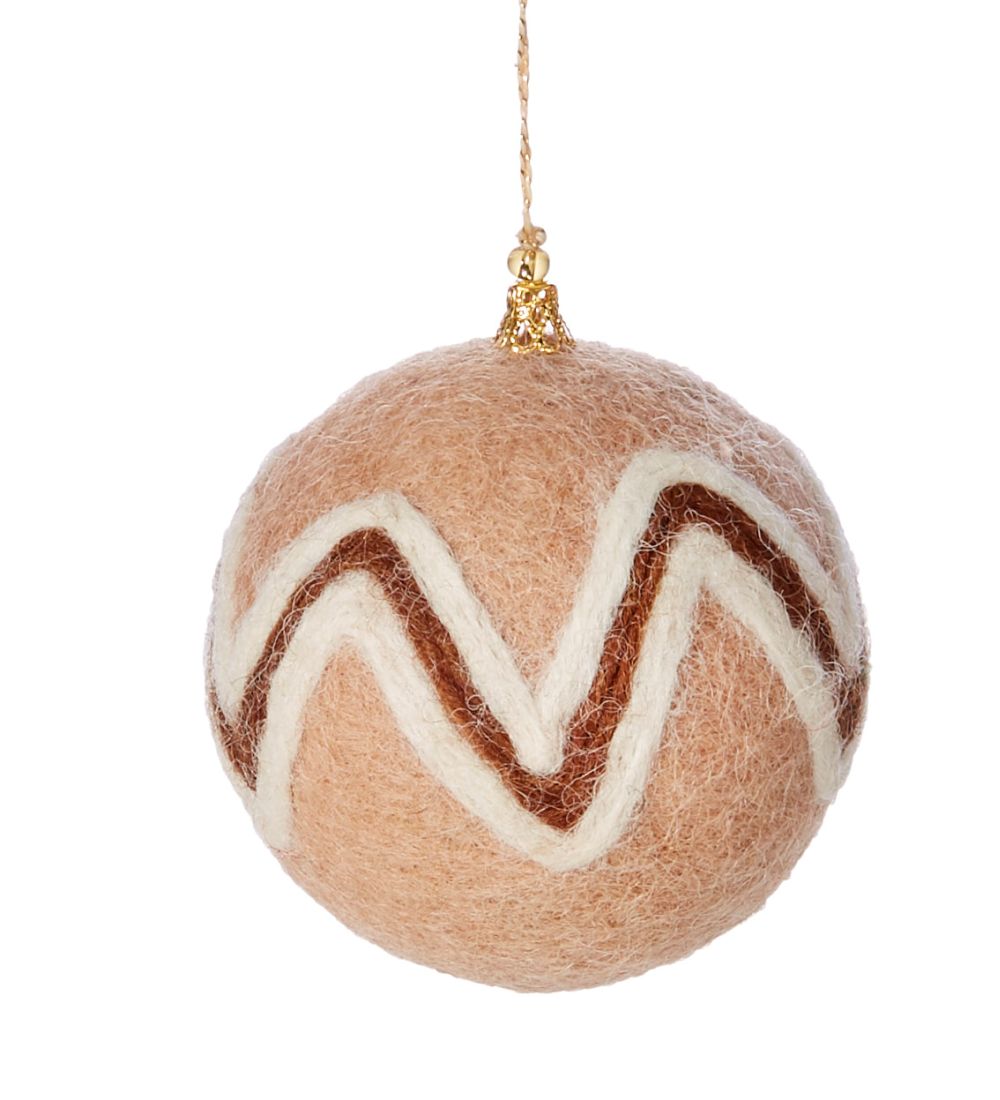 Wollige Weihnachtsbaumkugel in beige mit Zackendesign in natur und braun. Aufhängung goldfarben.