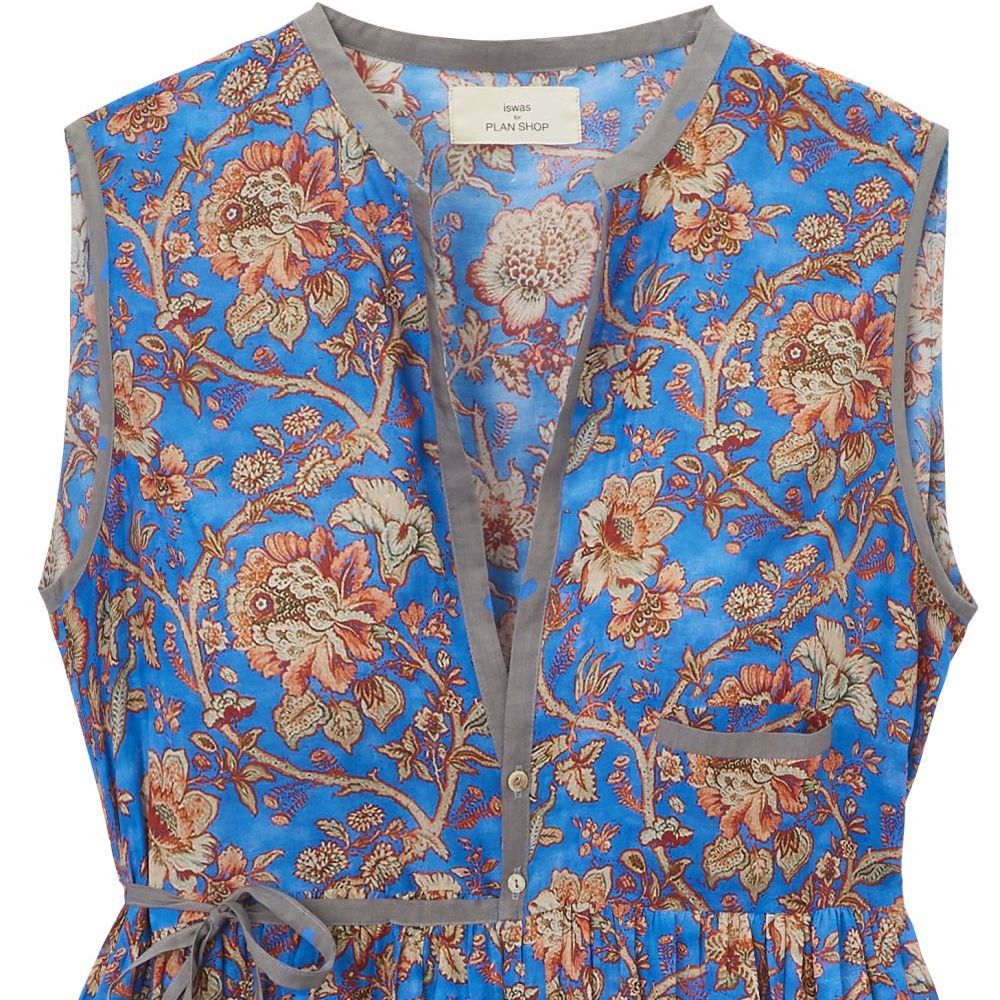 Nahaufnahme des Ausschnitts de hellblauen ärmellosen Wickelkleids mit Blumenmuster 