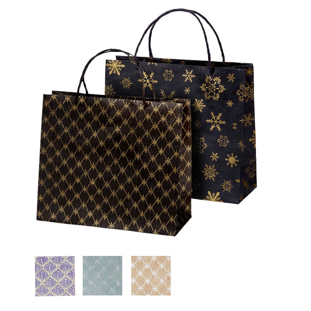 zwei schwarze Papier Geschenktaschen mit unterschiedlichem Muster und Henkeln, darunter sind andere Farbein (lila, türkis und beige) abgebildet