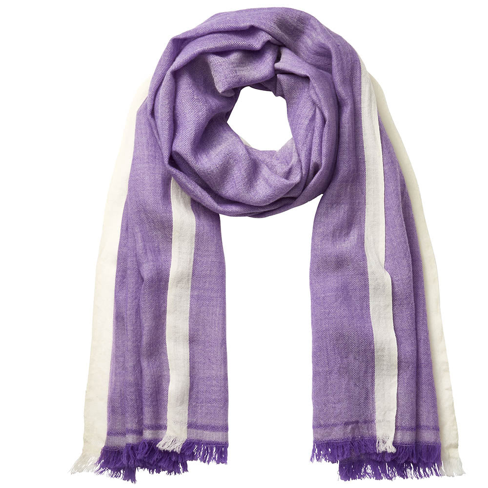 Scarf in lilac, loosely draped. There are ecru stripes on the side edges. The bottom edges have short fringes.