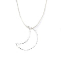 silberne Kette mit einem Halbmond-Anhänger