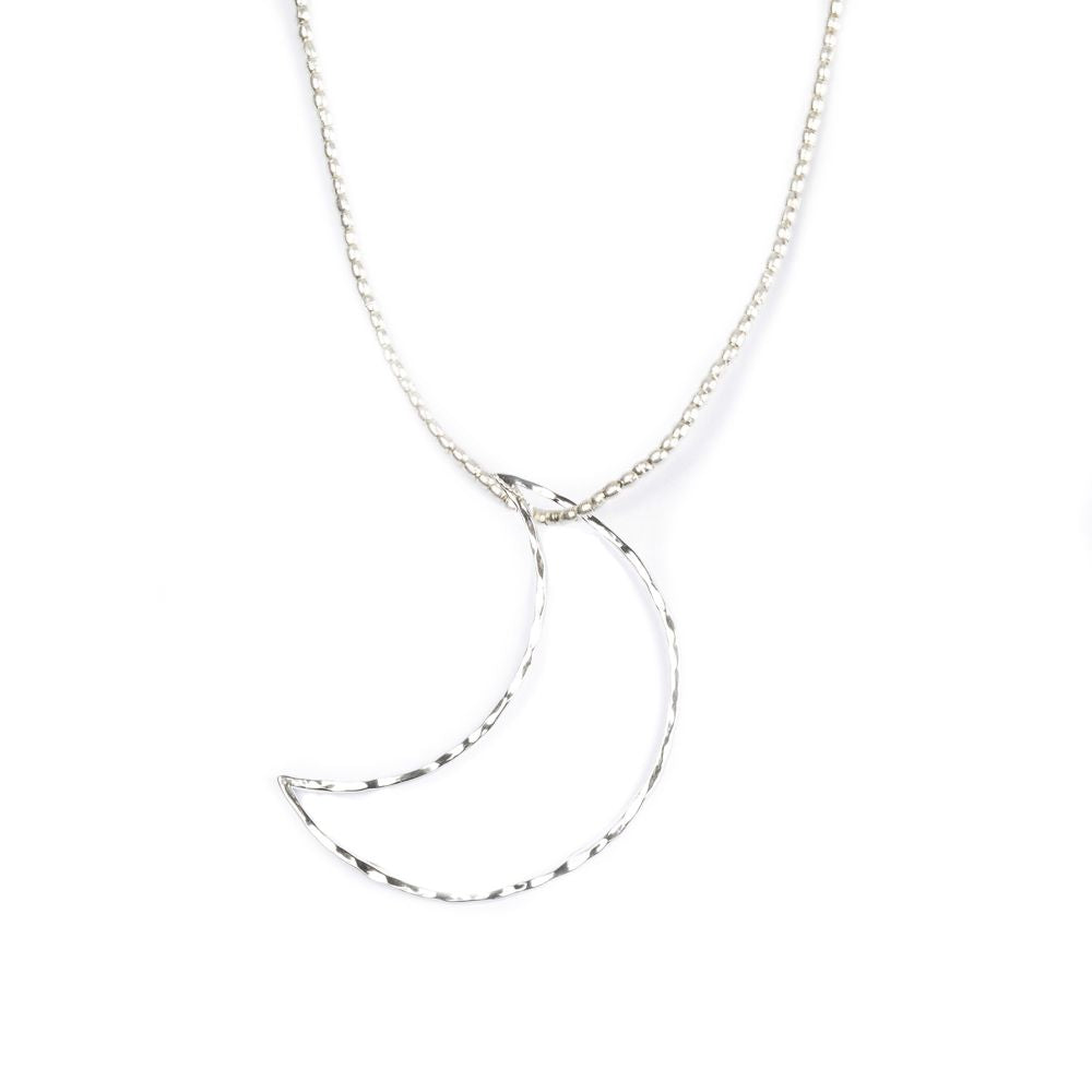 silberne Kette mit einem Halbmond-Anhänger