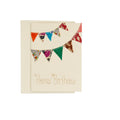 beige Geburtstagskarte mit einer bunten Wimpelkette und "Happy Birthday" darunter