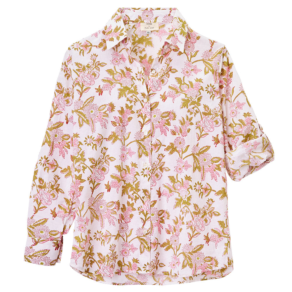 rosa Bluse mit Blumenmuster, der linke Ärmel ist hochgekrempelt