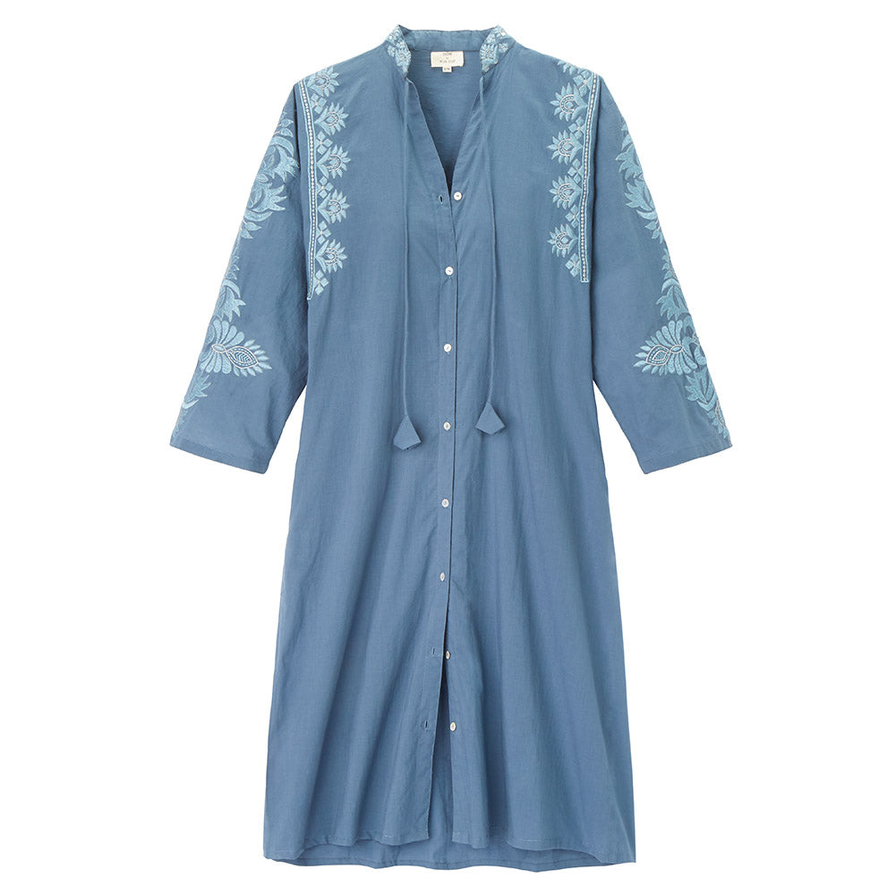 blaues durchgeknöpftes Kleid mit Stickerei an den Ärmeln und Verschlussbändern