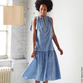 lächelnde Frau in einem hellblauen Neckholder Kleid