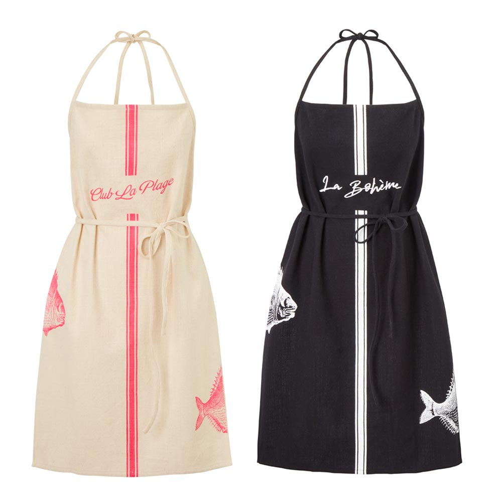 Zwei Küchenschürzen mit Taillenbändern, links in weiß-rosa, rechts in schwarz-weiß