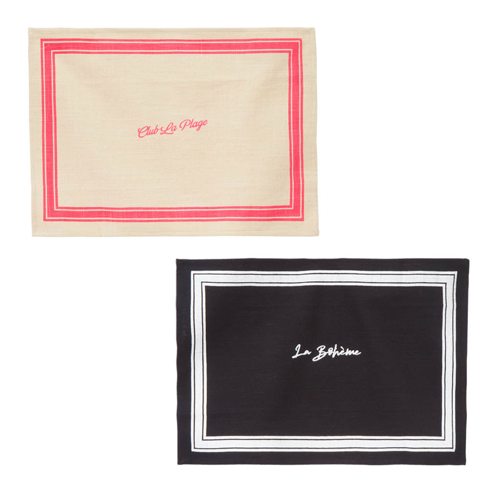 zwei Platz-Sets, eins in weiß mit mittiger rosa Schrift und rosa Rand, darunter eins in schwarz mit weißer Schrift und weißem Rand