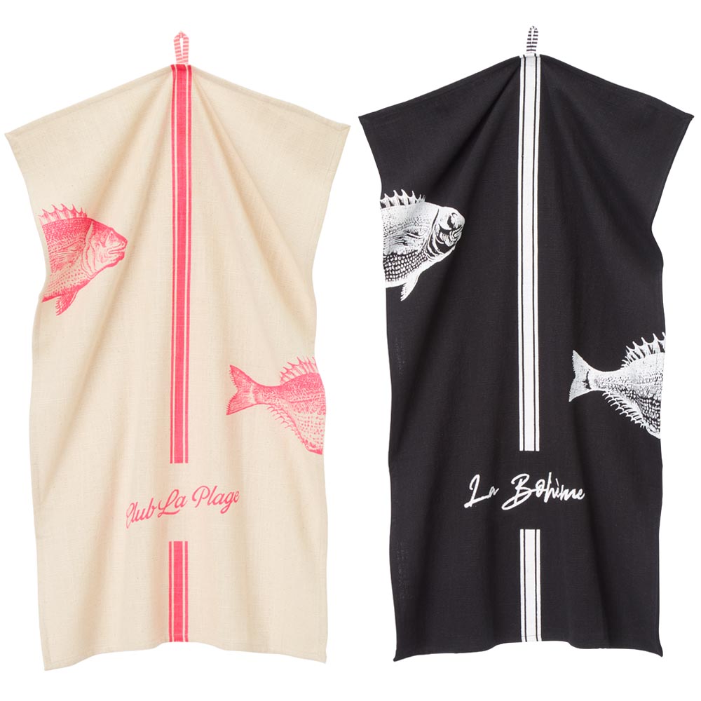 zwei Küchenhandtücher, links in weiß-pink, rechts in schwarz-Weiß, beider mit Fischdruckmotiv