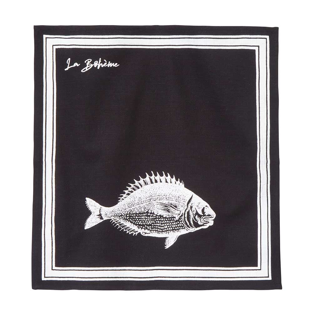 schwarze Serviette mit weißem Rand und weißem Fischdruck, oben links eine weiße Aufschrift