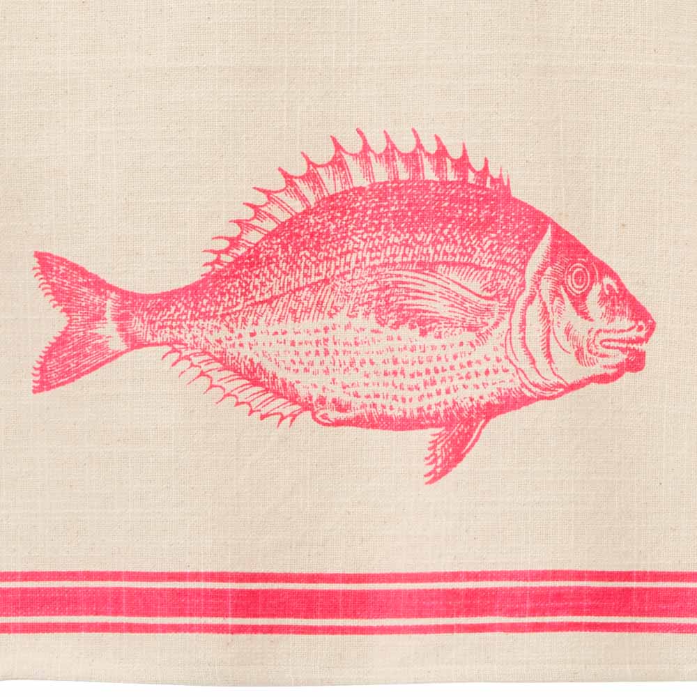 Rosafarbiger Fischdruck auf weißem Hintergrund und unteren rosa Streifen in Nahaufnahme