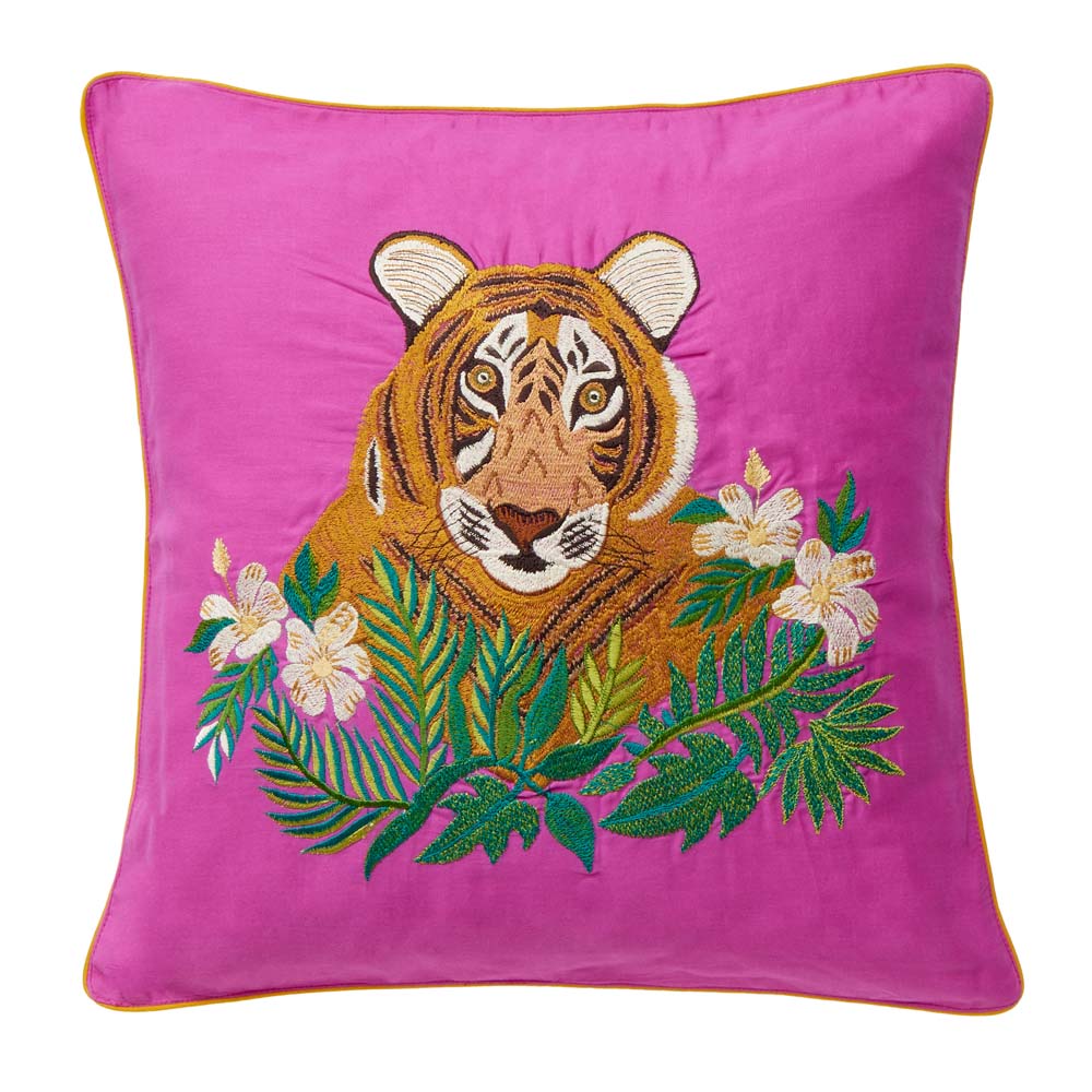 pinkes 50x50 cm Kissen mit einem gesticktem Tigerkopfmotiv, der Tiger befindet sich hinter bestickten Blumen