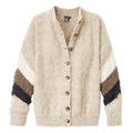 Hellbraune Strickjacke mit weißem, dunkel- und hellbraunem Zick-Zack-Muster an den Ärmeln.