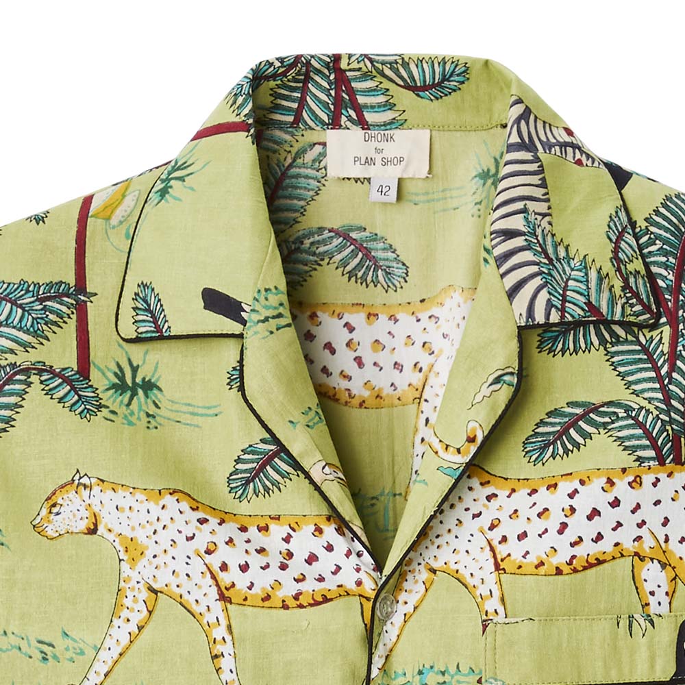 Nahaufnahme des ragens  eines hellgrünen Pyjamas mit Gepardenaufdruck