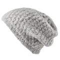 Seitenansicht einer grau gestrickten Mütze im Beanie-Style