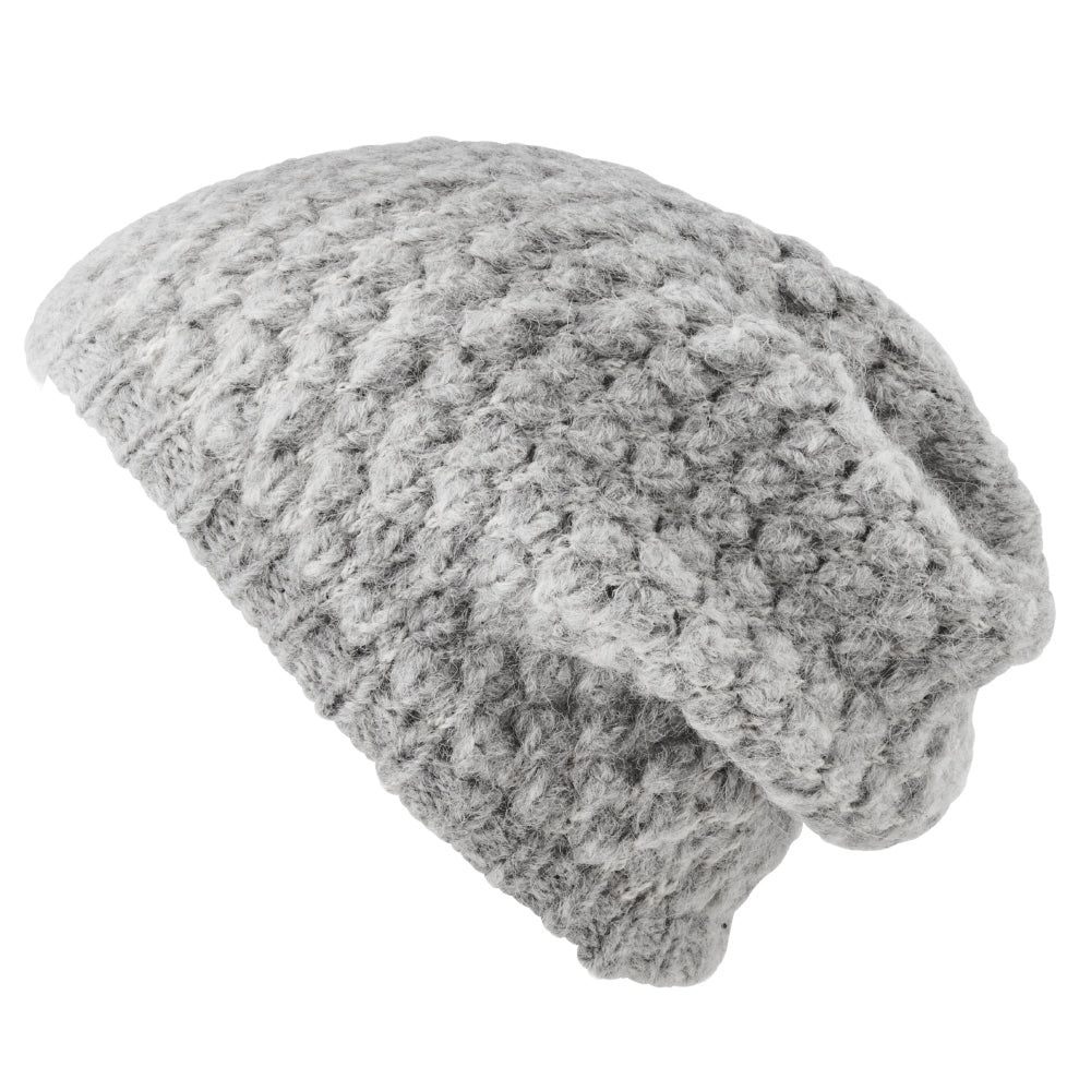 Seitenansicht einer grau gestrickten Mütze im Beanie-Style