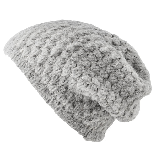 Seitenansicht einer grau gestrickten Mütze im Beanie-Style