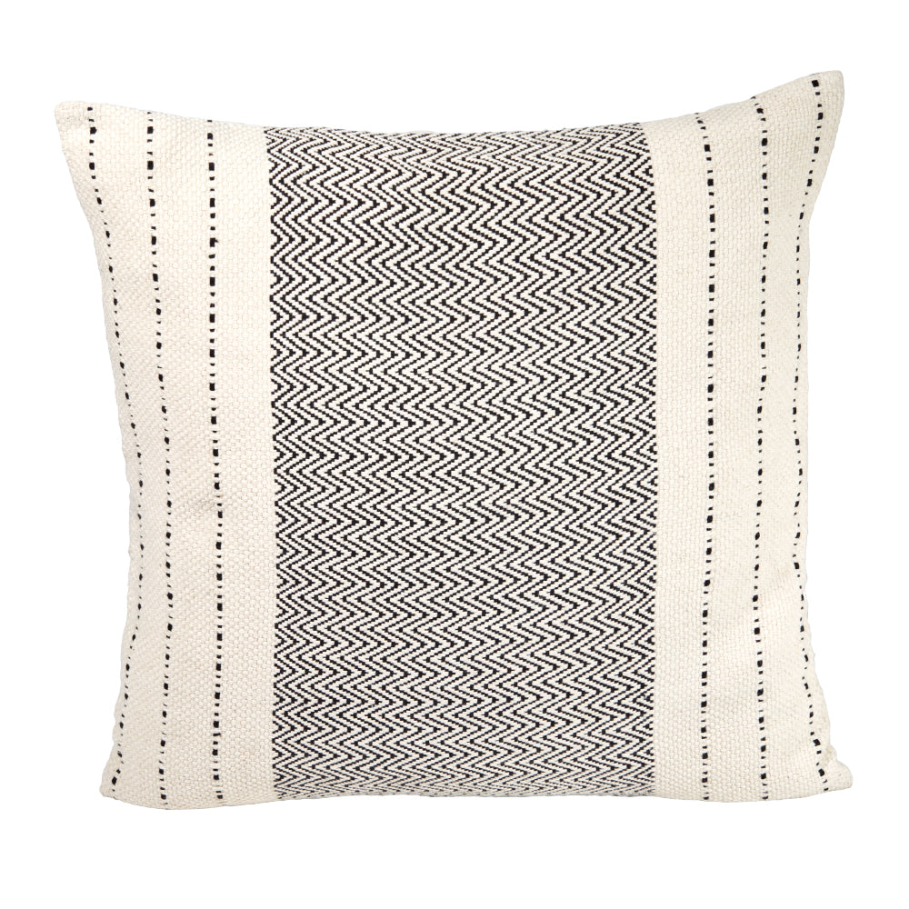 50x50 cm großes Kissen, beige mit je drei schwarzen Streifen rechts und links, mittig ein schwarzes Fischgrätmuster
