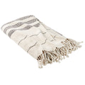 Zusammengelegte beige Alpakadecke mit schwarzem Muster und Fransen