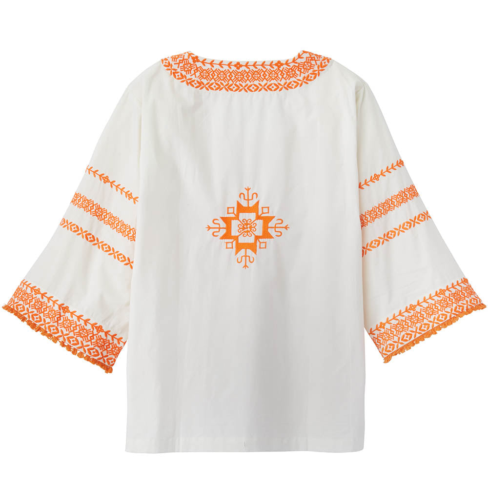 Rückenanschicht einer weißen Bluse mit orangefarbener Stickerei