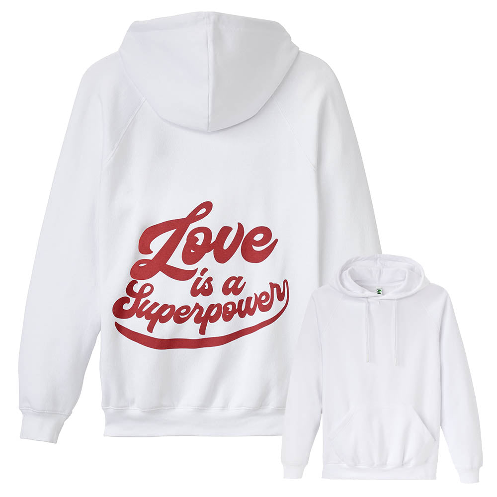 weißer Hoodie in Vorder- und Rückenansicht. Auf dem Rücken steht in roter Schrift: Love is a Superpower
