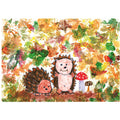 Zwei Igel neben zwei Fliegenpilzen umhüllt von herbstlichen bunten Blättern, gemalt von einem Kind