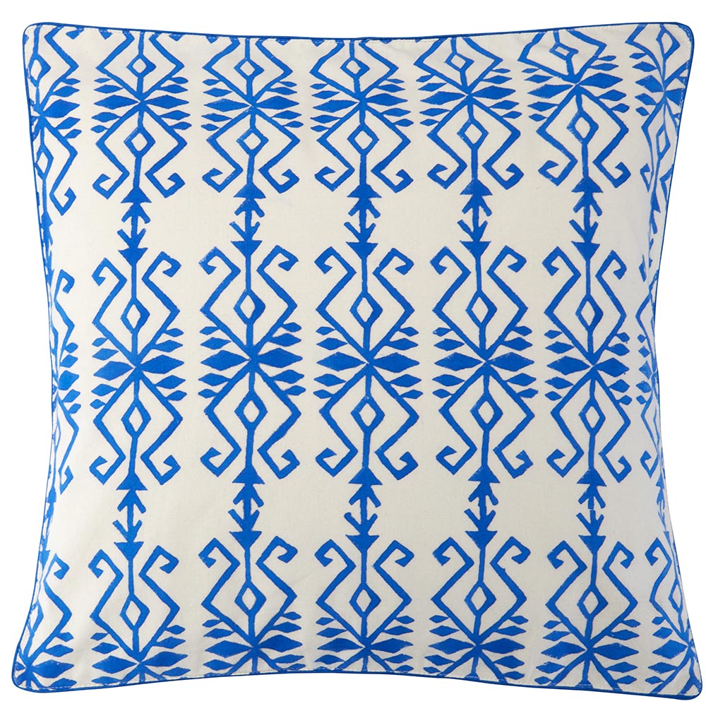 Weißer Kissenbezug mit einem geometrischen blauem Muster.