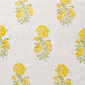 Serviette mit Rosenmotiv in gelb.