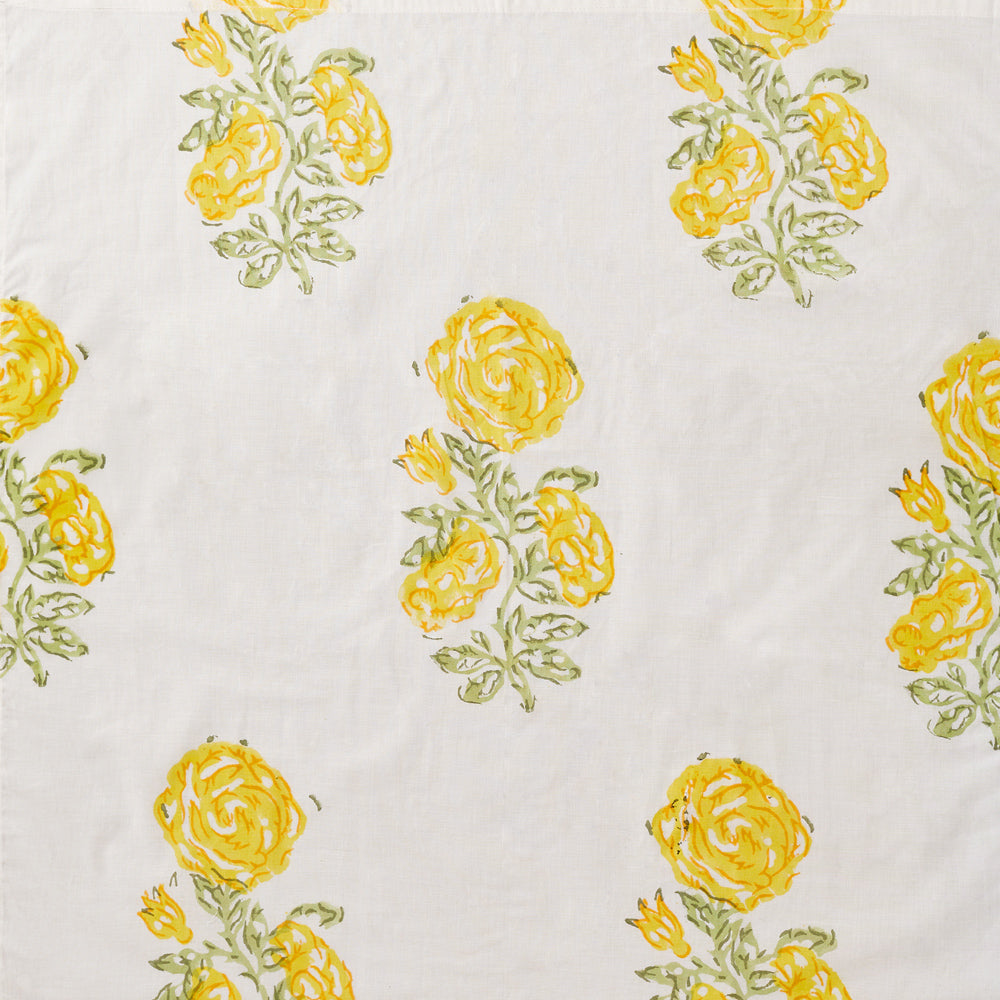 Serviette mit Rosenmotiv in gelb.