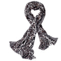 Schal mit Leopardenprint drapiert.