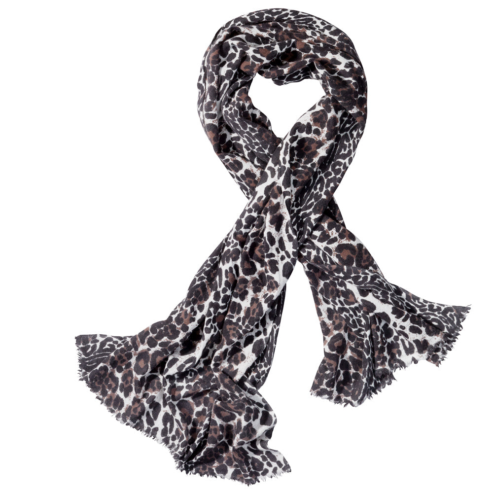 Schal mit Leopardenprint drapiert.