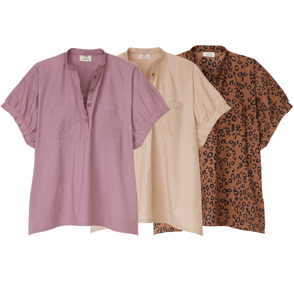 3 Blusen, nebeneinander in aubergoine, sand und Leoprint.