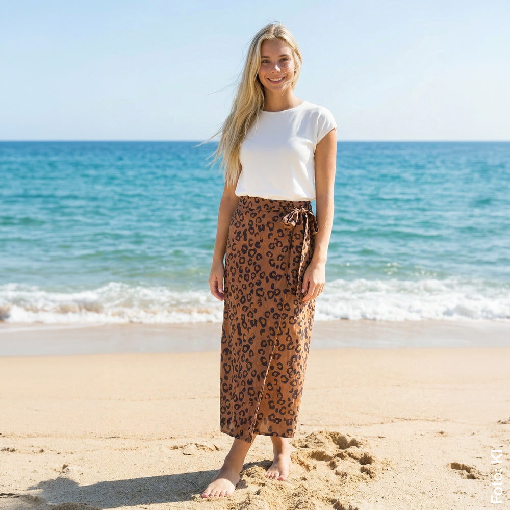 Tragevariante Wickelrock am Model gezeigt mit Strand und Meer im Hintergrund.